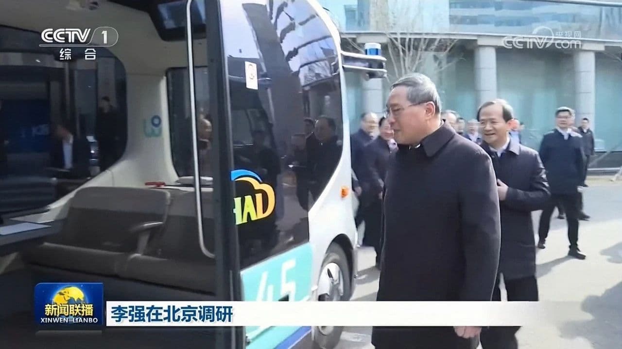 国务院总理李强视察文远知行自动驾驶小巴